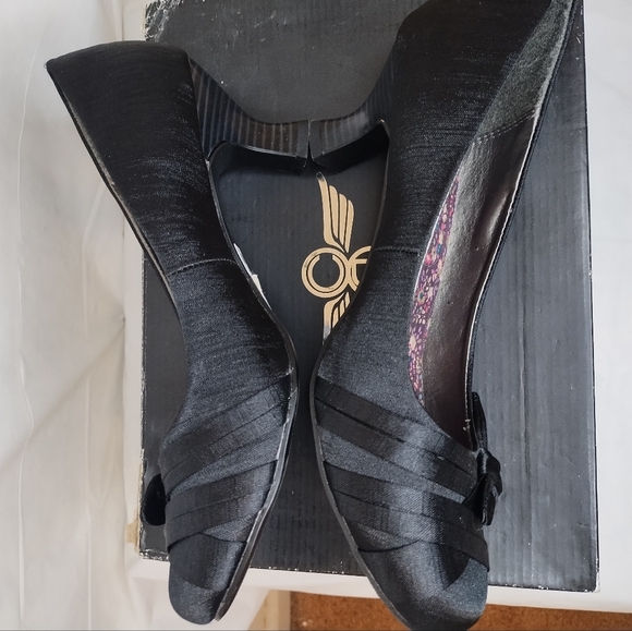 JELLYPOP SATIN FORMAL BLACK HEEL LOW PUMPS  YOUNG ADULT SIZE 9M/HEEL HEIGHT 3.5 - Picture 6 of 8